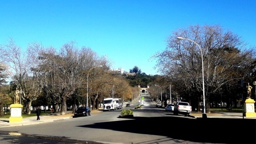 Lunes con cielo despejado